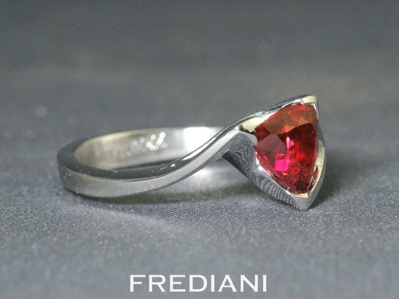 Bague en or blanc sertie d'un spinelle rouge exceptionnel de Birmanie