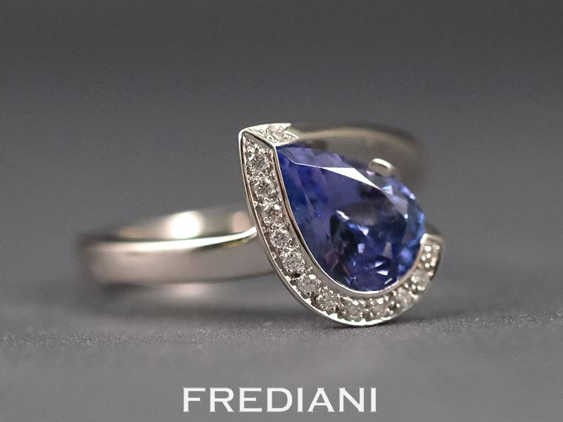 Bague en or blanc sertie d'une tanzanite et 13 diamants