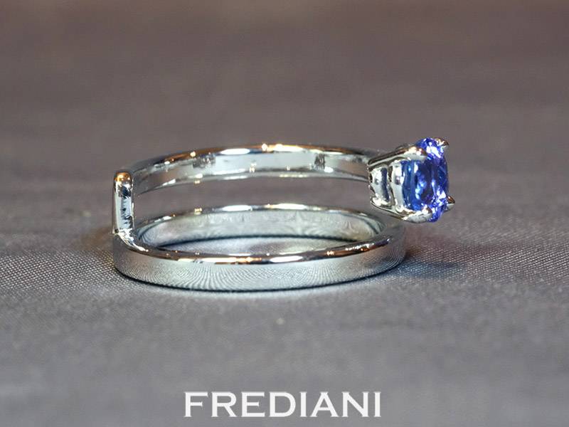 Bague en or blanc 750/000 sertie d'un tanzanite ronde de 5.5 mm et 12 diamants naturels