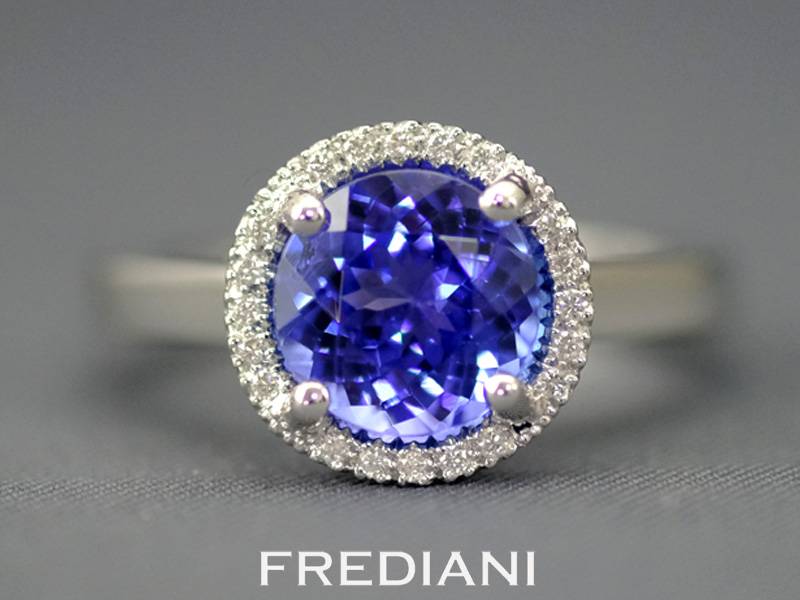 Bague en or blanc sertie d'une tanzanite ronde et 20 diamants
