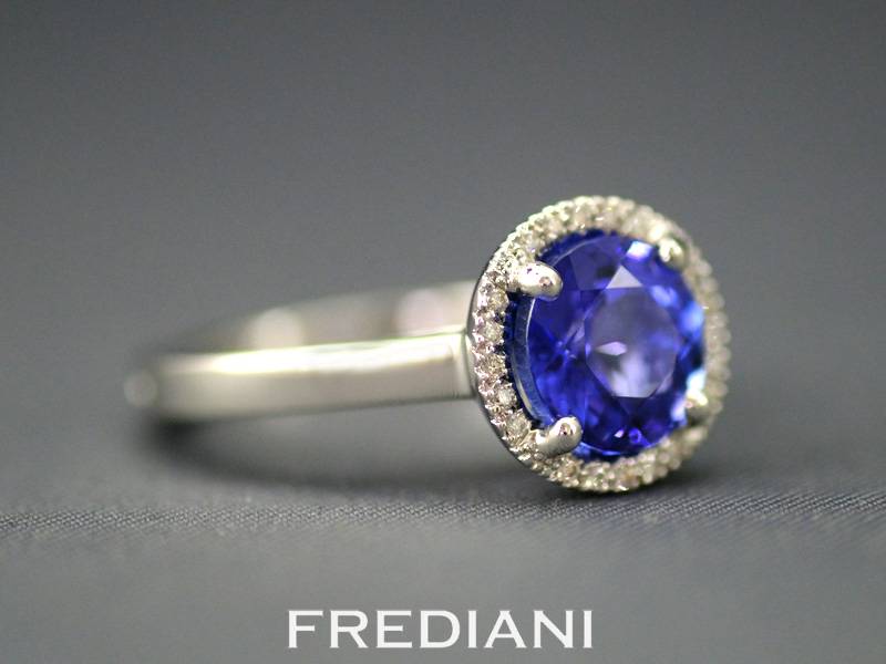 Bague en or blanc sertie d'une tanzanite ronde et 20 diamants