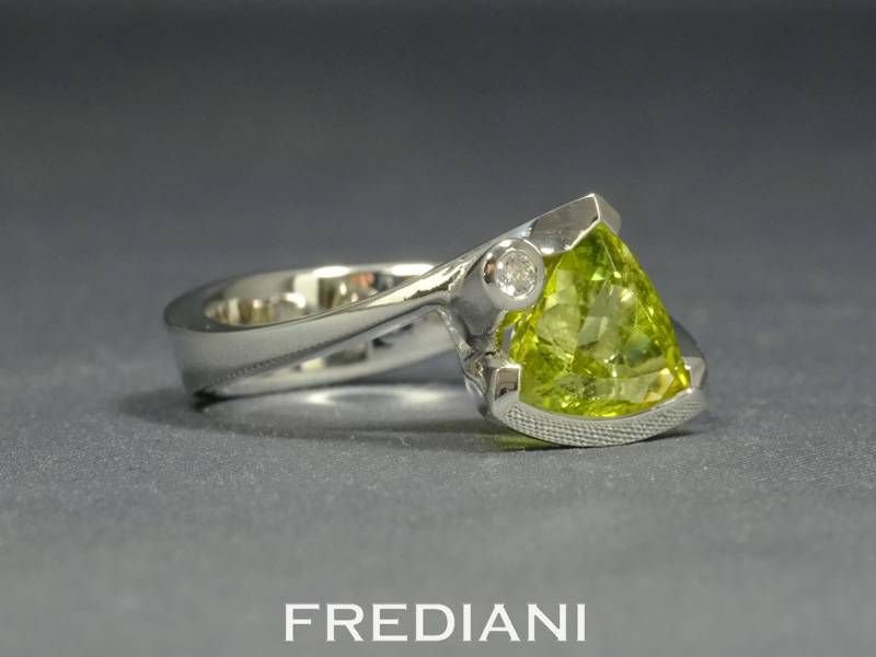 Bague en or blanc, tourmaline jaune naturelle et diamant