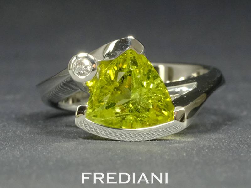 Bague en or blanc, tourmaline jaune naturelle et diamant