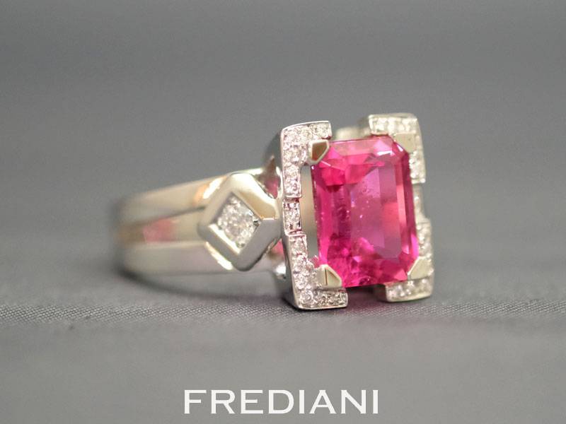Bague en or blanc sertie d'une  tourmaline rose intense et 28 diamants