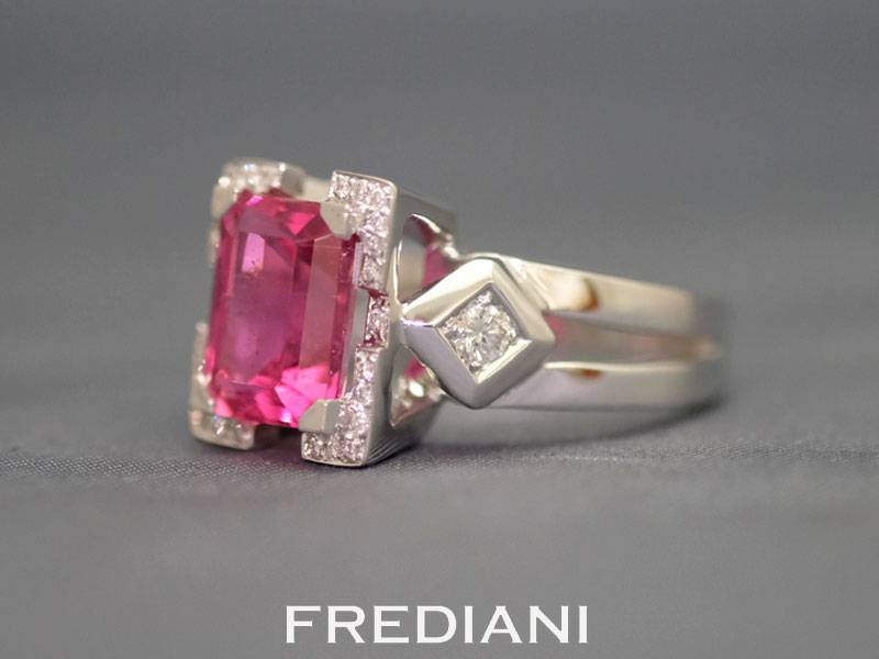 Bague en or blanc sertie d'une  tourmaline rose intense et 28 diamants