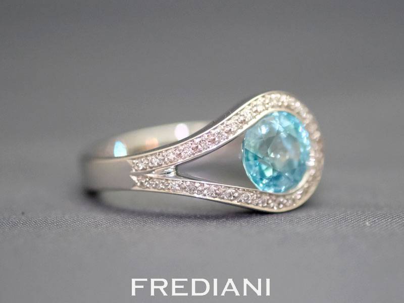 Bague or blanc, zircon bleu et diamants