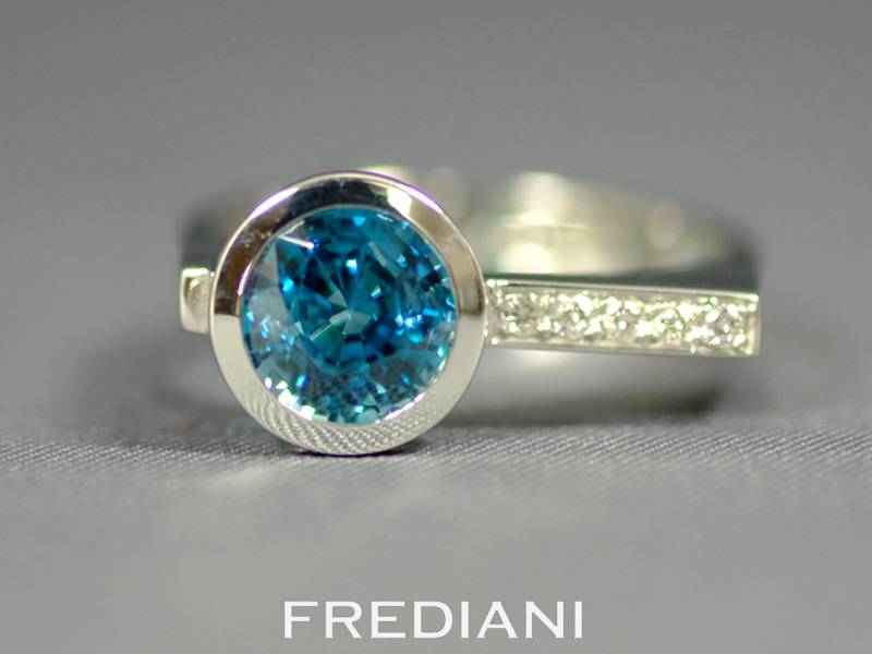 Bague en or blanc zircon bleu et 5 diamants