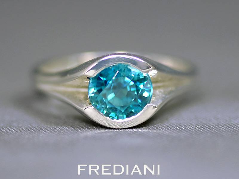 Bague en or blanc sertie d'un zircon bleu