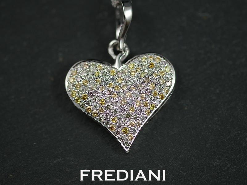 Pendentif en or blanc serti de 114 diamants naturels