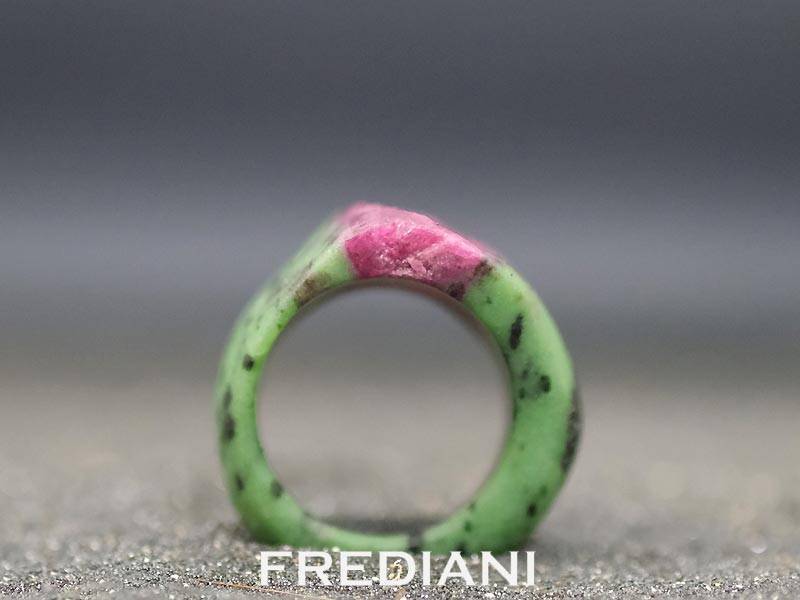 Bague en rubis naturel sur zoïsite