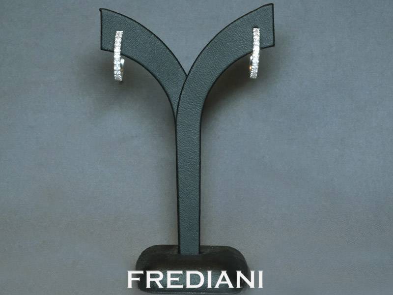 Boucles d'oreilles en or blanc 750/000 serties de 24 diamants naturels FSI2