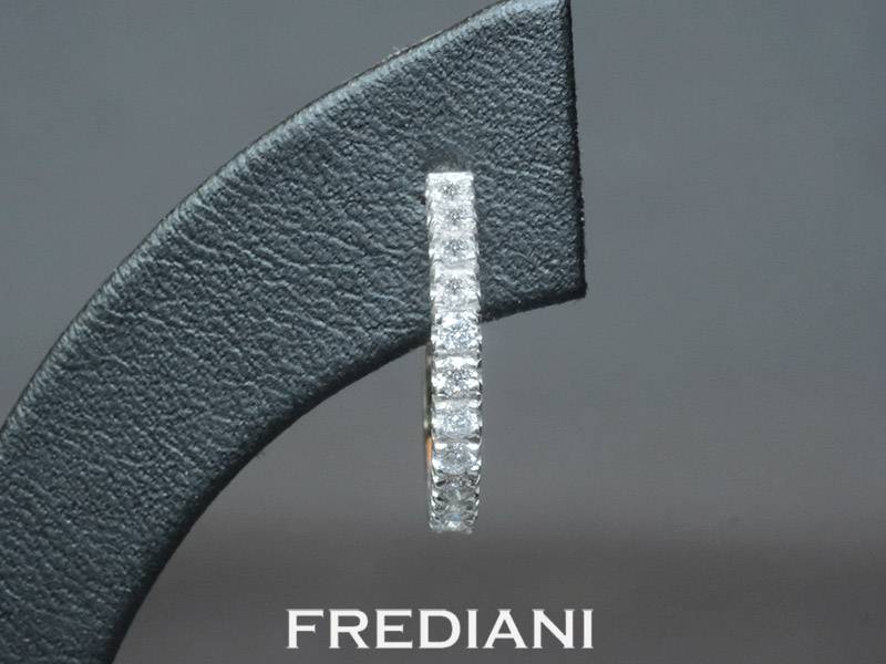 Boucles d'oreilles en or blanc 750/000 serties de 24 diamants naturels FSI2