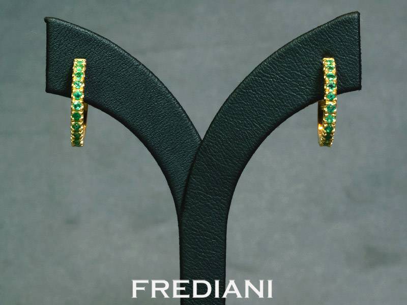 Boucles d'oreilles en or jaune 750/000 serties de 24 émeraudes rondes.