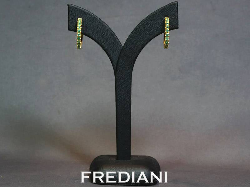 Boucles d'oreilles en or jaune 750/000 serties de 24 émeraudes rondes.