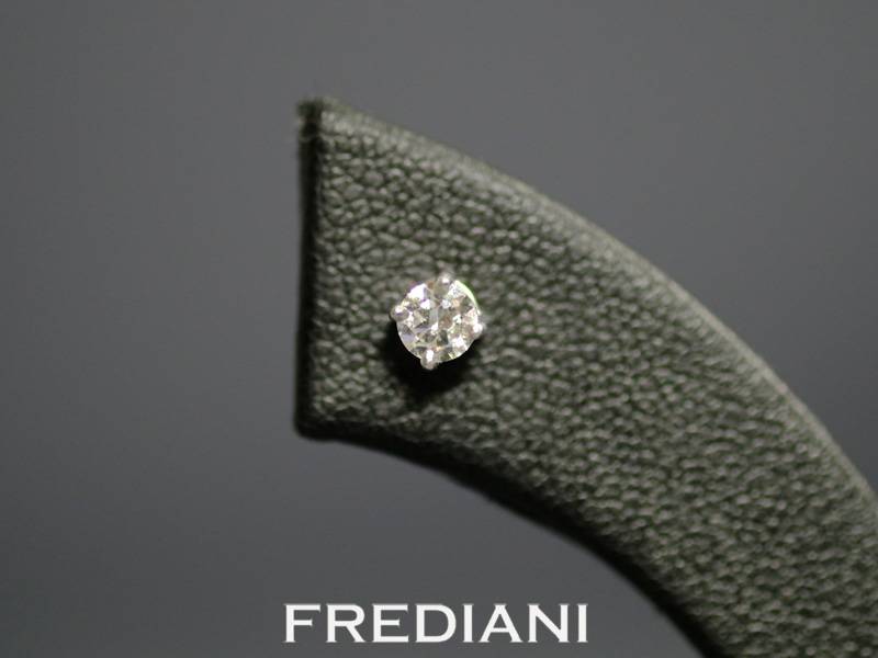 Boucles d'oreilles en or blanc 750/000 serties de 2 diamants FVS de 0.16 carat la paire