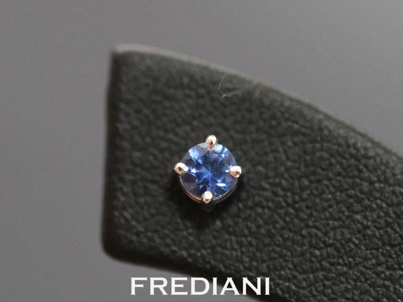 boucles d'oreilles en or blanc et saphirs bleus