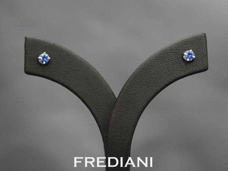 boucles d'oreilles en or blanc et saphirs bleus