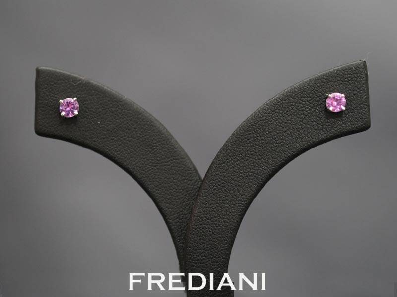 boucles d'oreilles en or blanc et saphirs violets naturels