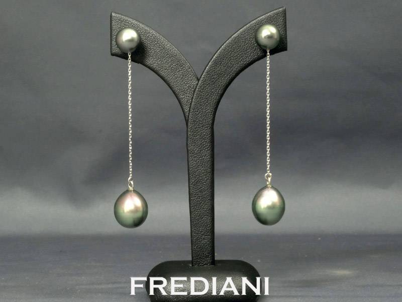 boucles d'oreilles en or blanc et perles noires de Tahiti