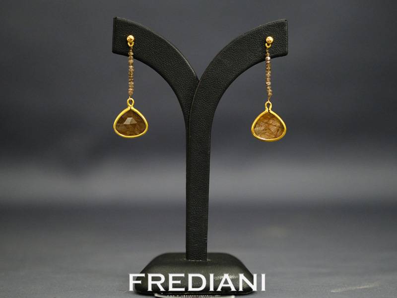 boucles d'oreilles en or jaune saphirs dorés et diamants bruns