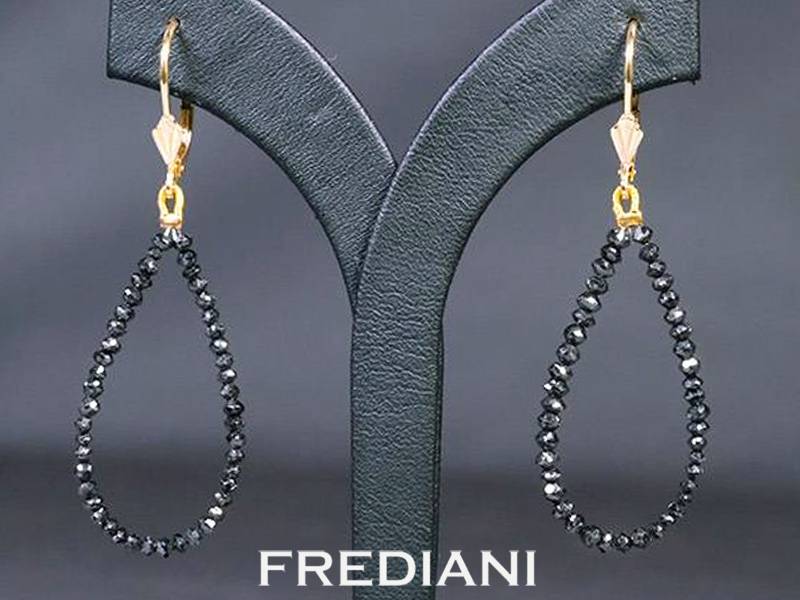 Boucles d'oreilles en or jaune 750/000 et perles facettées de diamants noirs.