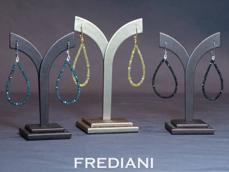 Boucles d'oreilles en or blanc ou jaune 750/000 avec des perles de diamants de couleurs.