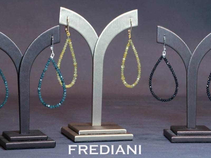 Boucles d'oreilles en or blanc ou jaune 750/000 avec des perles de diamants de couleurs.