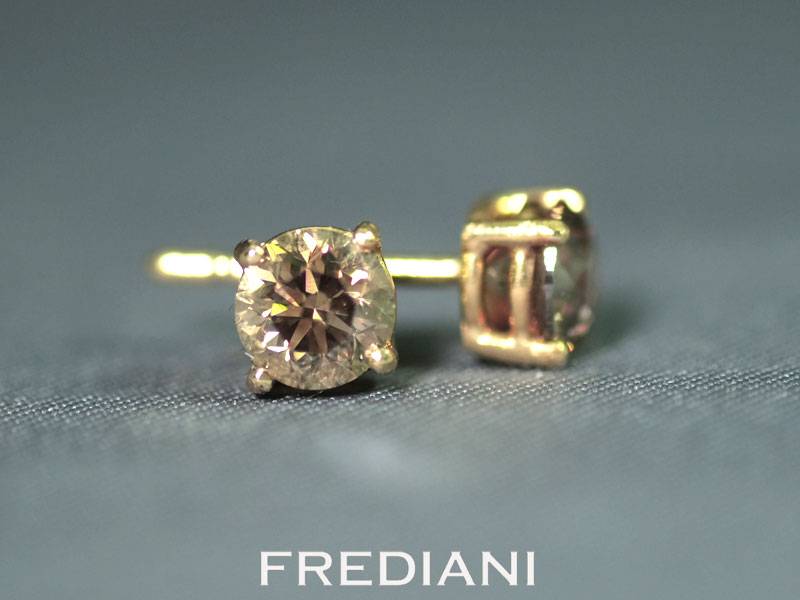 Boucles d'oreilles en or jaune serties de 2 diamants bruns naturels