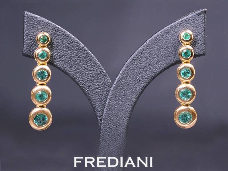 Boucles d'oreilles en or jaune serties de 10 émeraudes naturelles