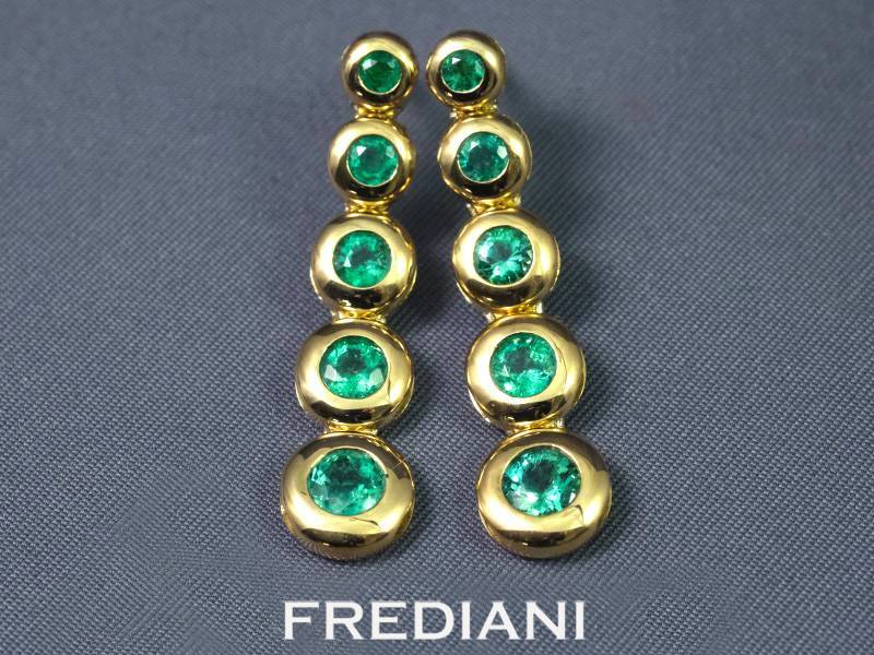 Boucles d'oreilles en or jaune serties de 10 émeraudes naturelles
