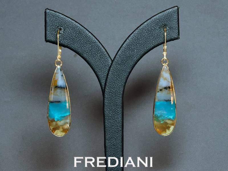 Boucles d'oreilles en or jaune 750/000 serties d'une très belle paire de bois opalisé d'indonésie.