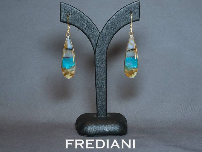 Boucles d'oreilles en or jaune 750/000 serties d'une très belle paire de bois opalisé d'indonésie.