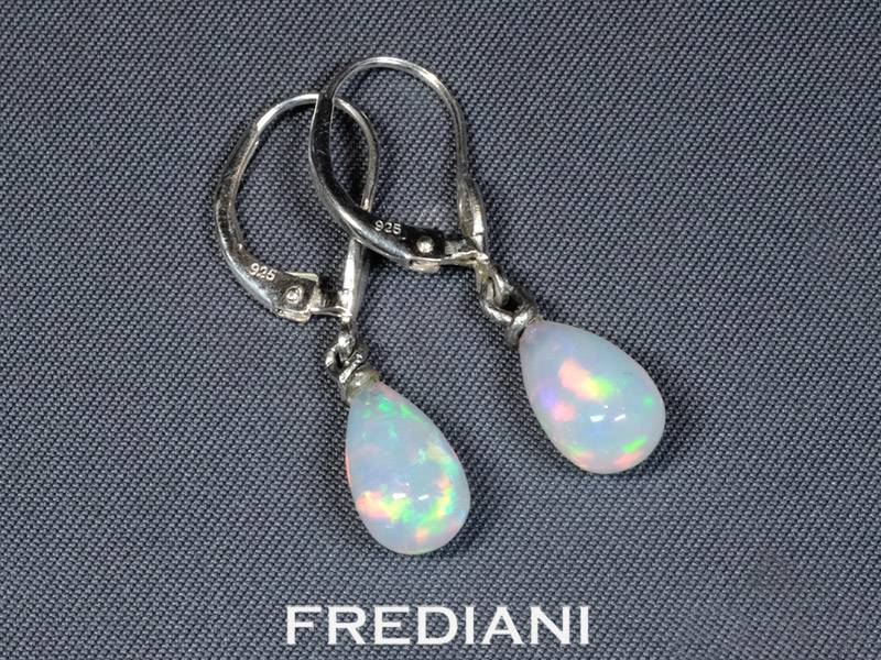 Boucles d'oreilles en argent 925/000 avec 2 pampilles en opale naturelles d'Ethiopie.