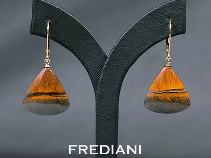 Boucles d'oreilles en or jaune 750/000 avec deux pendant en oeil de Tigre naturel.