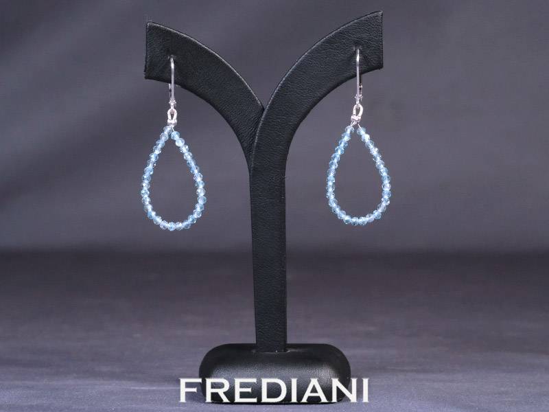 Boucles d'oreilles en or blanc 750/000 serties de perles d'apatite bleue facettées.