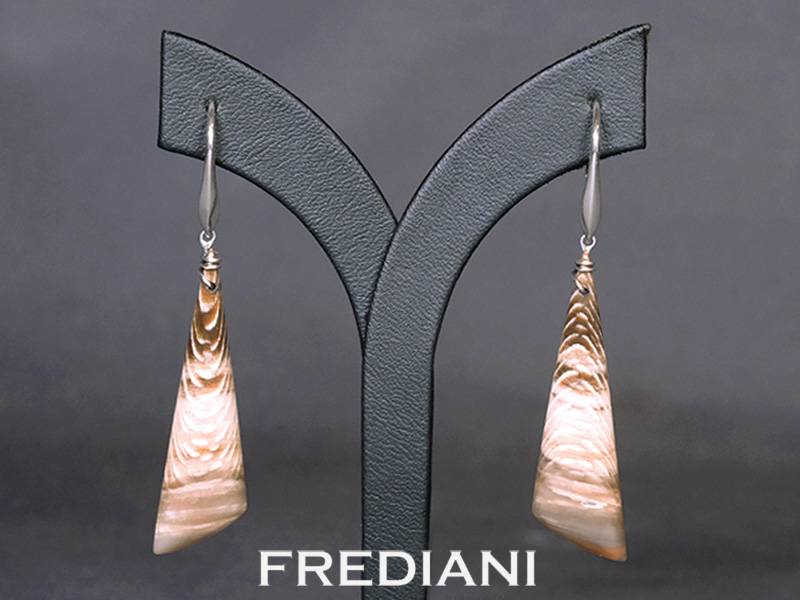 Boucles d'oreilles en argent 925/000 avec deux cabochon de bois de platane pétrifié.