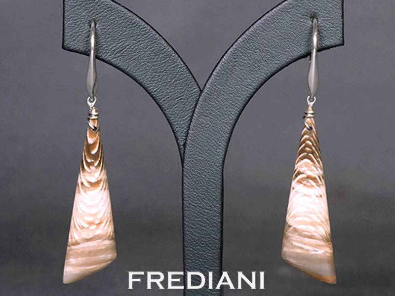 Boucles d'oreilles en argent 925/000 avec deux cabochon de bois de platane pétrifié.