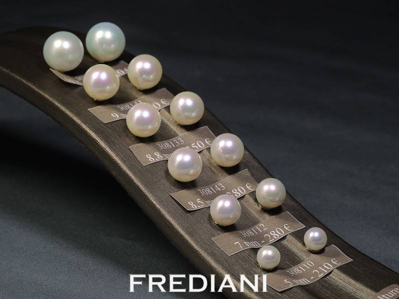 Boucles d'oreilles en or 750/000 et perles de culture dans toutes les dimensions.