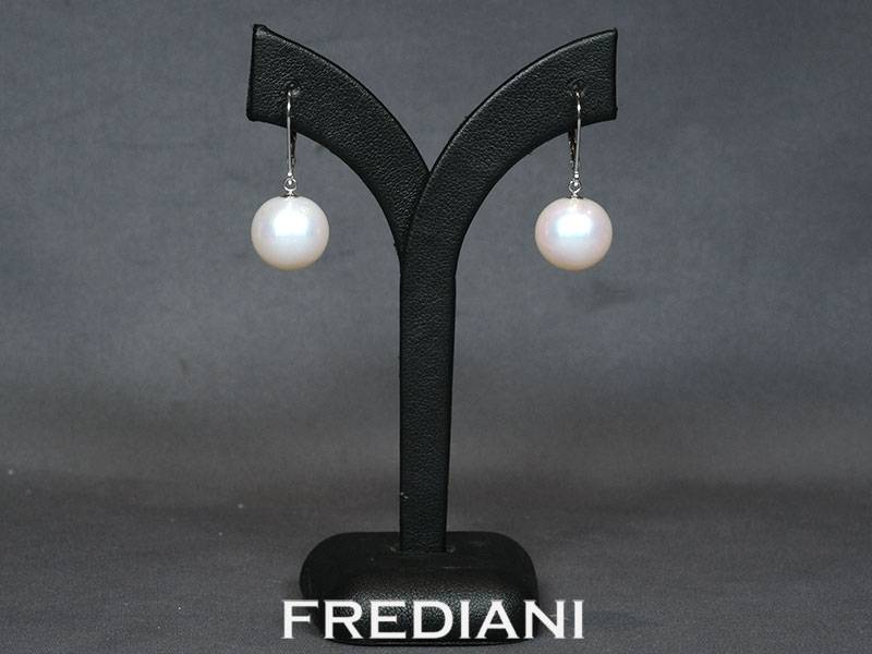 Boucles d'oreilles en or blanc 750/000 et perles de Culture 12.8 mm