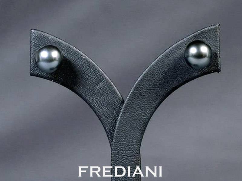Paire de boucles d'oreilles en or jaune 750/000 avec des perles noires de Tahiti de 9 mm