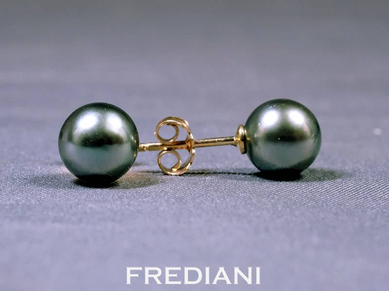 Boucles d'oreilles en or jaune 750/000 avec deux perles noires de Tahiti de 8 mm