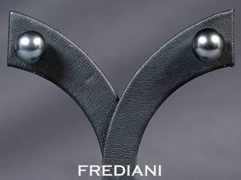 Boucles d'oreilles en or jaune 750/000 avec deux perles noires de Tahiti de 8 mm