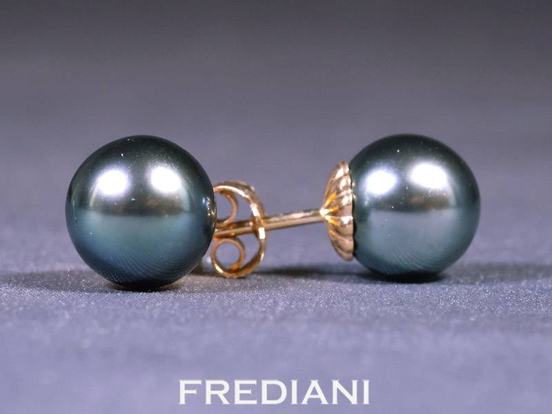 Paire de boucles d'oreilles en or jaune 750/000 avec des perles noires de Tahiti de 9 mm