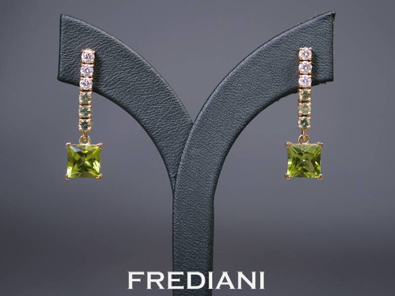 Boucles d'oreilles en or jaune 750/000 serties de 2 péridots princesses, 6 diamants et 6 grenats démantoïdes naturels.