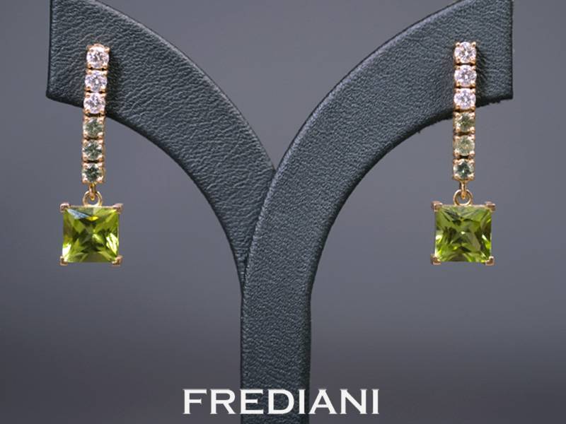 Boucles d'oreilles en or jaune 750/000 serties de 2 péridots princesses, 6 diamants et 6 grenats démantoïdes naturels.