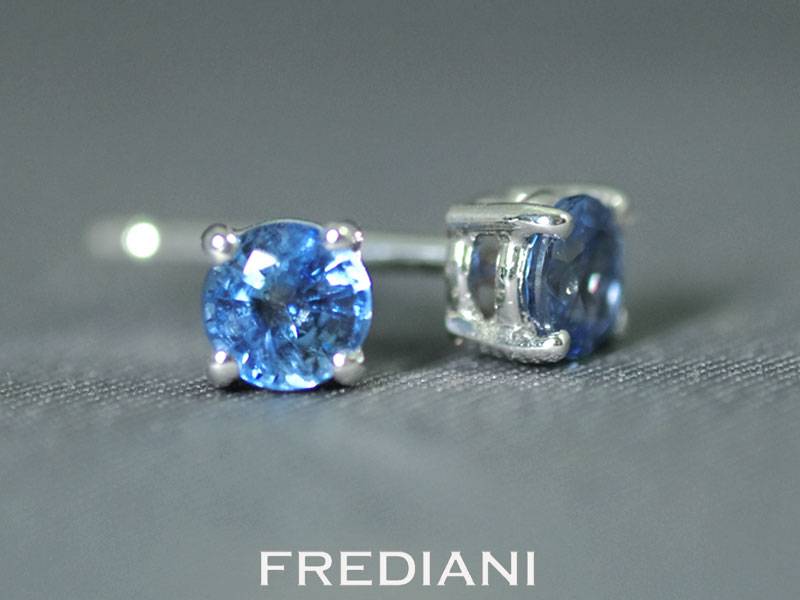 boucles d'oreilles en or blanc et saphirs bleus