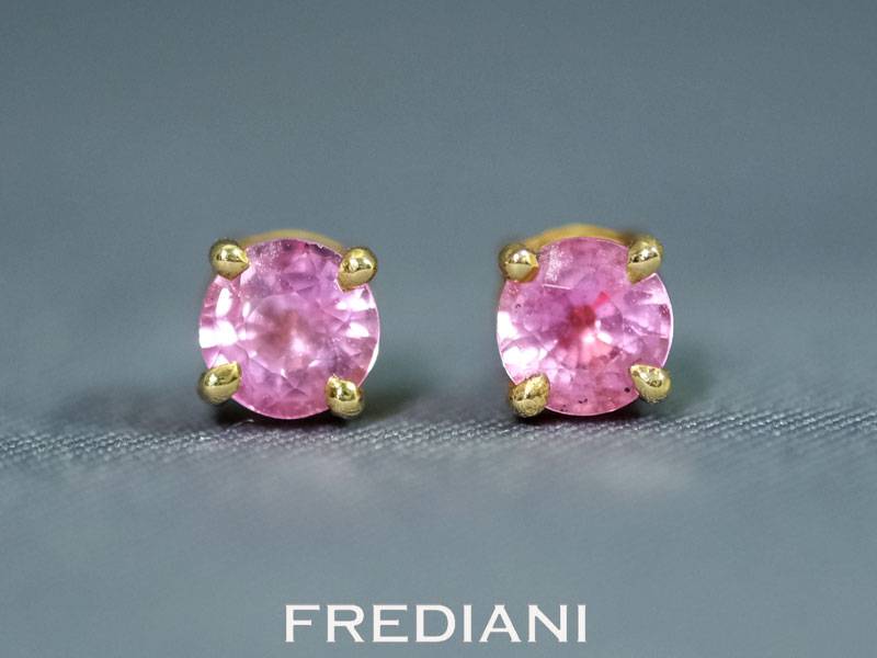 Boucles d'oreilles en or jaune 750/000 serties de saphirs roses ronds 4 mm.