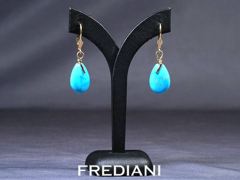 Boucles d'oreilles en or jaune 750/000 serties de pampilles en turquoises.