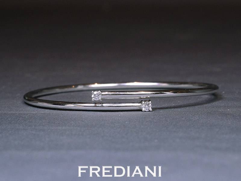 Bracelet en or blanc 750/000 serti de 2 diamants naturels 