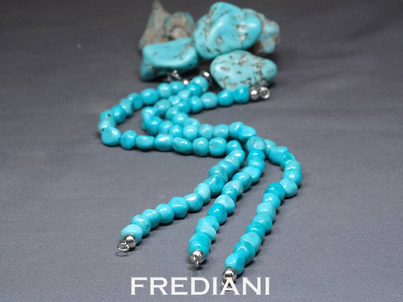 Bracelet en perles de turquoises naturelles baroques avec un fermoir en argent 925/000.